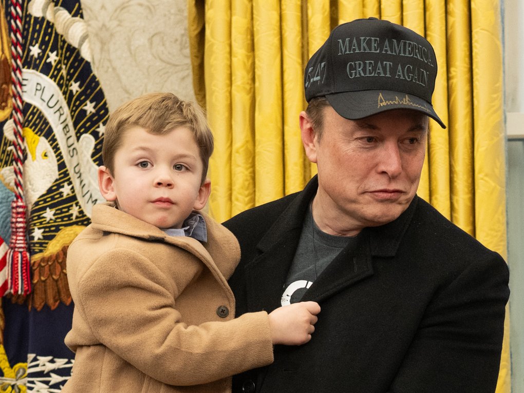 Elon Musk segura o filho X no Salão Oval da Casa Branca