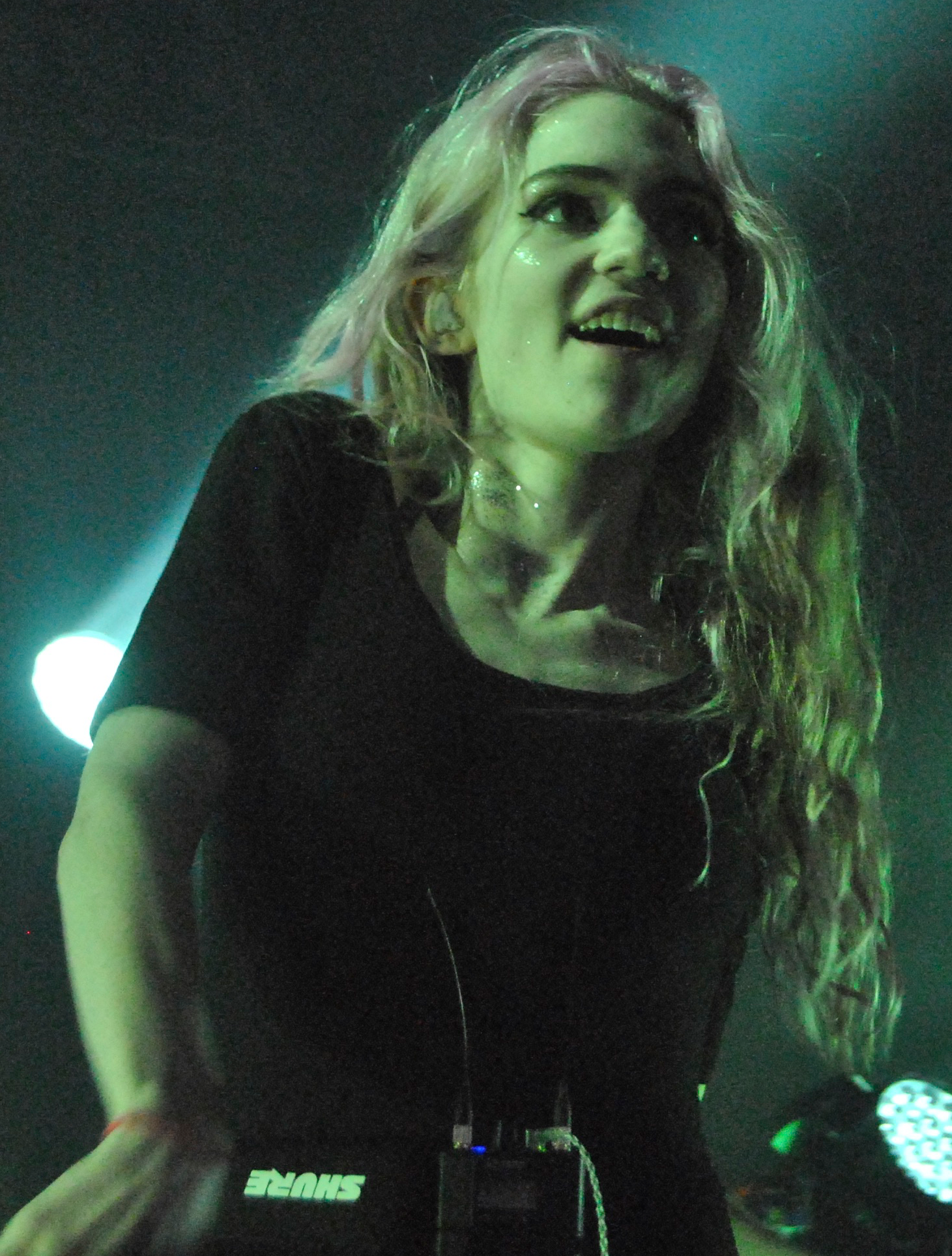 A cantora Grimes se apresenta em um palco