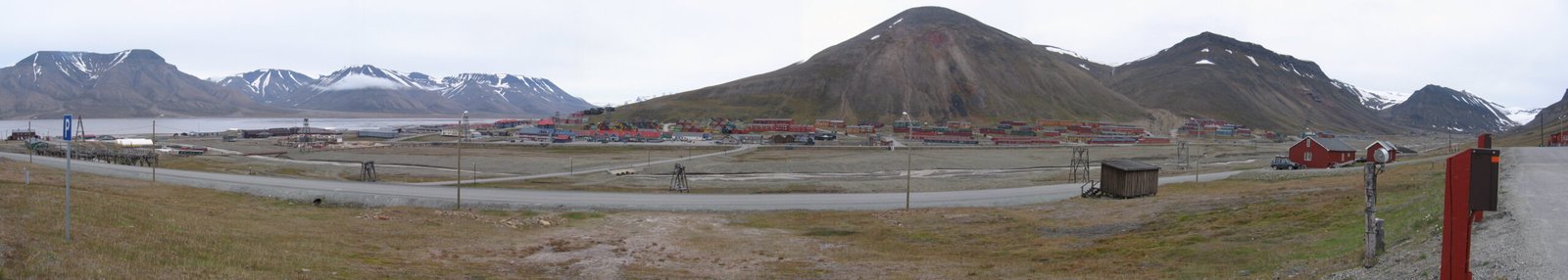 Vista panorâmica de Longyearbyen entre montanhas em Svalbard