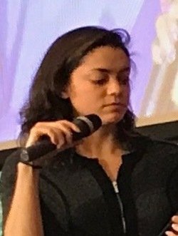 Shivon Zilis segura um microfone durante evento