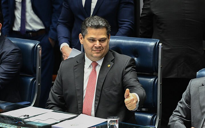 Davi Alcolumbre, Hugo Motta e Lula à mesa do Congresso, em foto de arquivo de 16 de outubro de 2026