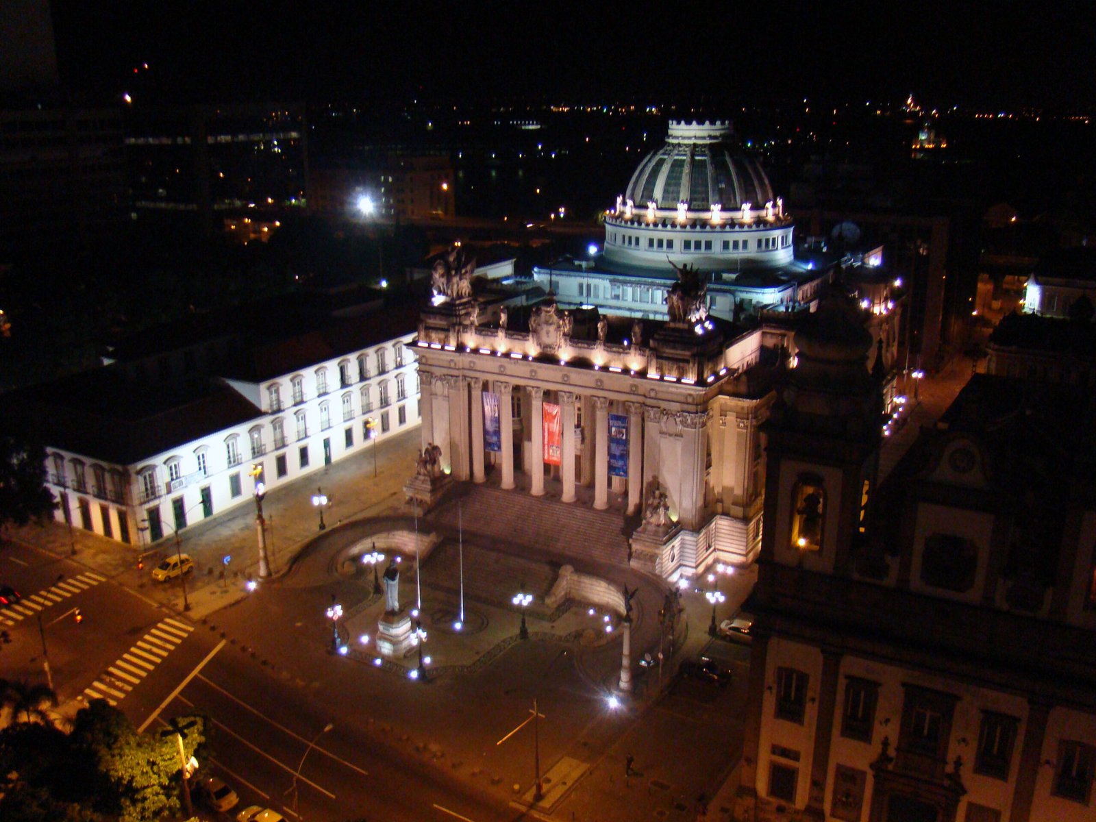 Vista noturna do Palácio Tiradentes e de sua cúpula no centro do Rio de Janeiro