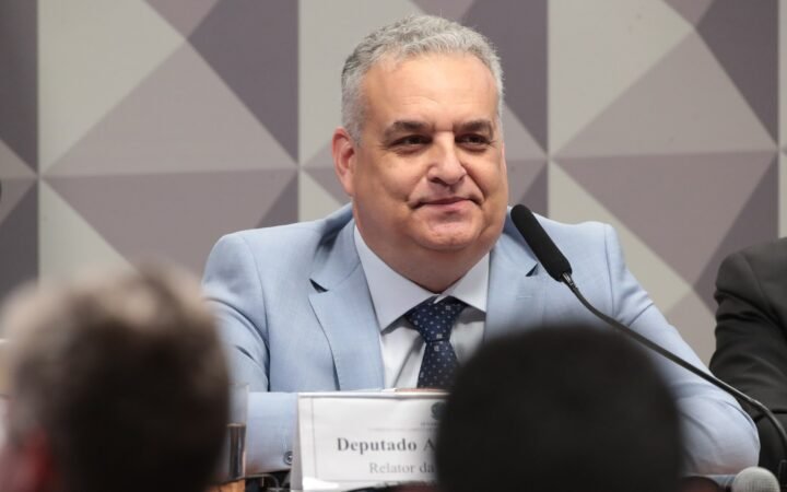 Alfredo Gaspar fala durante reunião da CPMI do INSS, em imagem de arquivo de 2025