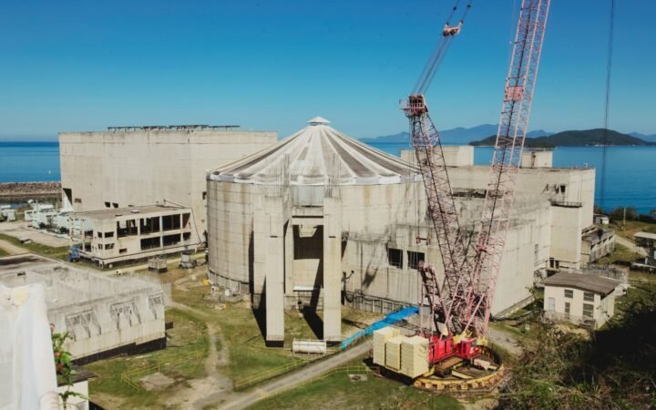 Canteiro de obras de Angra 3, com estruturas de concreto e guindastes