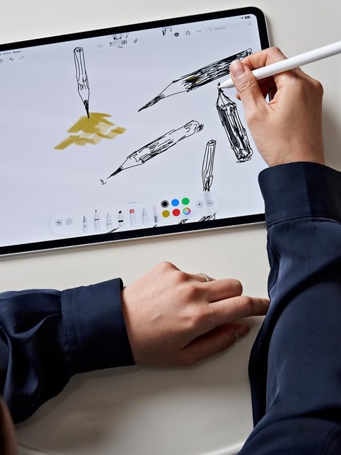 Mãos desenham uma peça de design em um iPad Pro com Apple Pencil