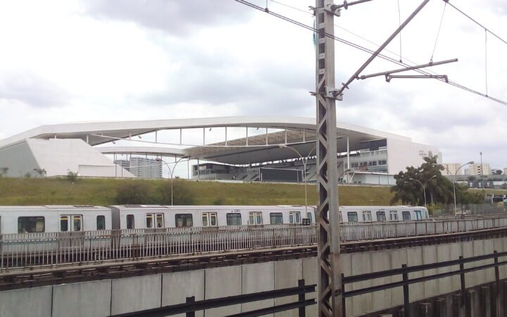 Vista externa da Neo Química Arena a partir da estação Corinthians-Itaquera, em 2025