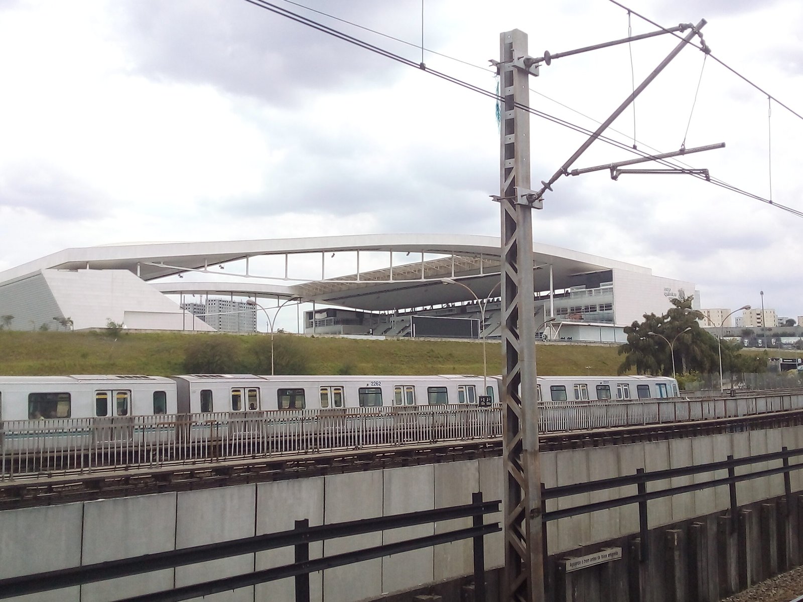 Vista externa da Neo Química Arena a partir da estação Corinthians-Itaquera, em 2025
