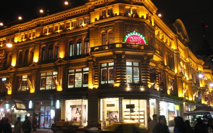 Fachada e entrada das Galerías Pacífico, centro comercial em Buenos Aires.