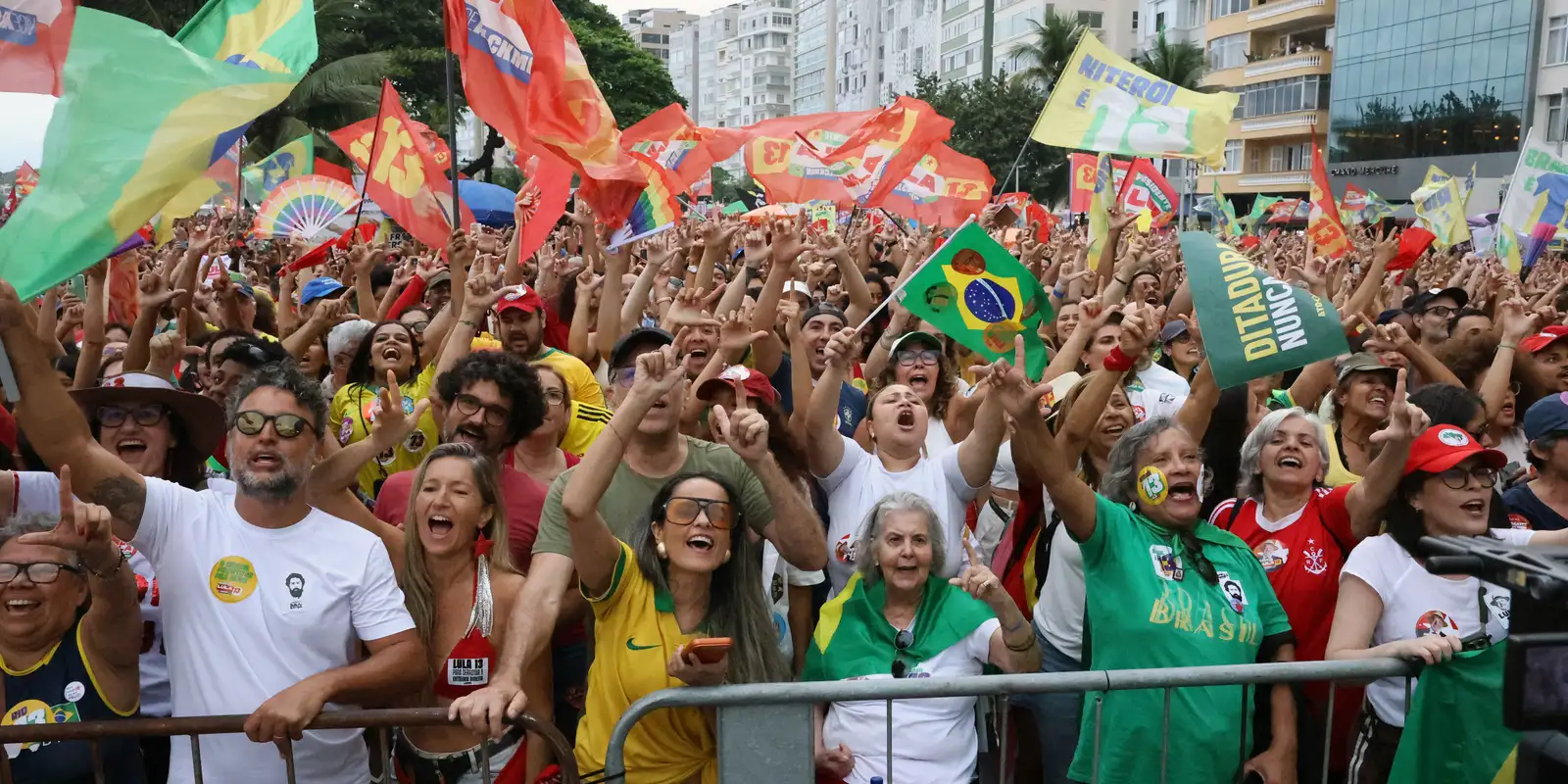 Manifestação em apoio a Lula em Copacabana, no Rio de Janeiro, em 18 de outubro de 2026.