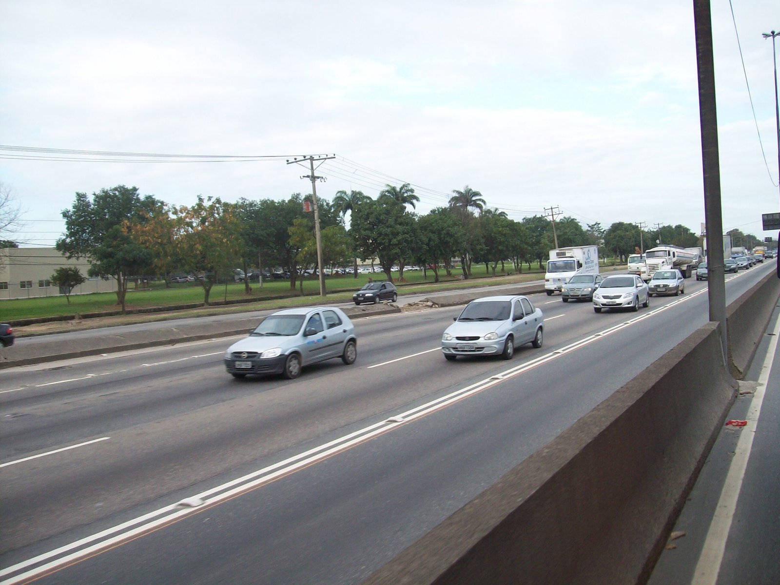 Veículos circulam pela Avenida Brasil, no Rio de Janeiro, em fotografia de arquivo.