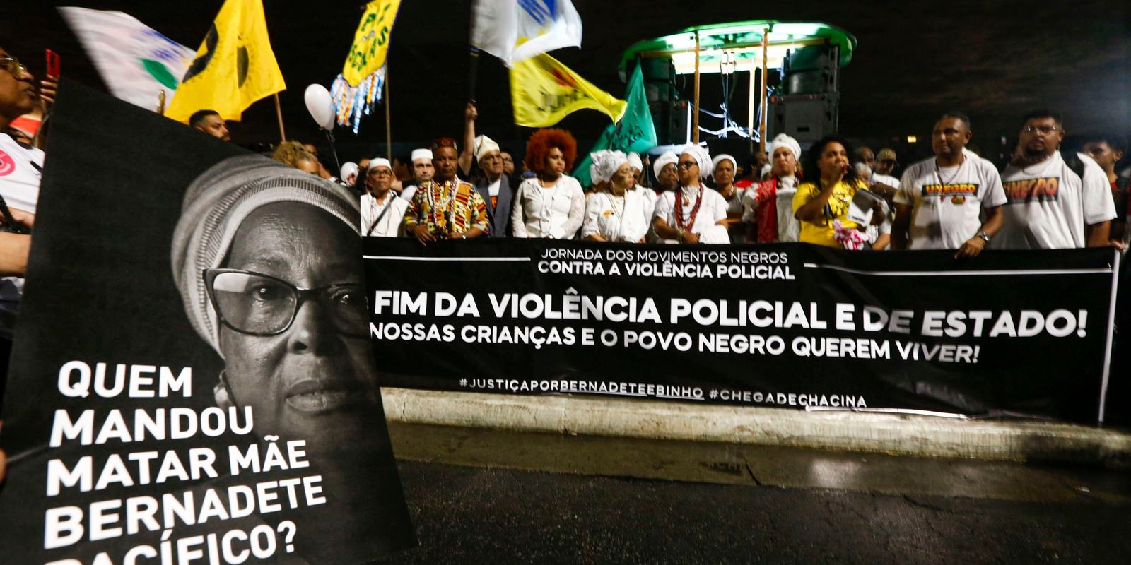 Manifestantes seguram faixa e um cartaz com retrato de Mãe Bernadete durante ato em São Paulo.