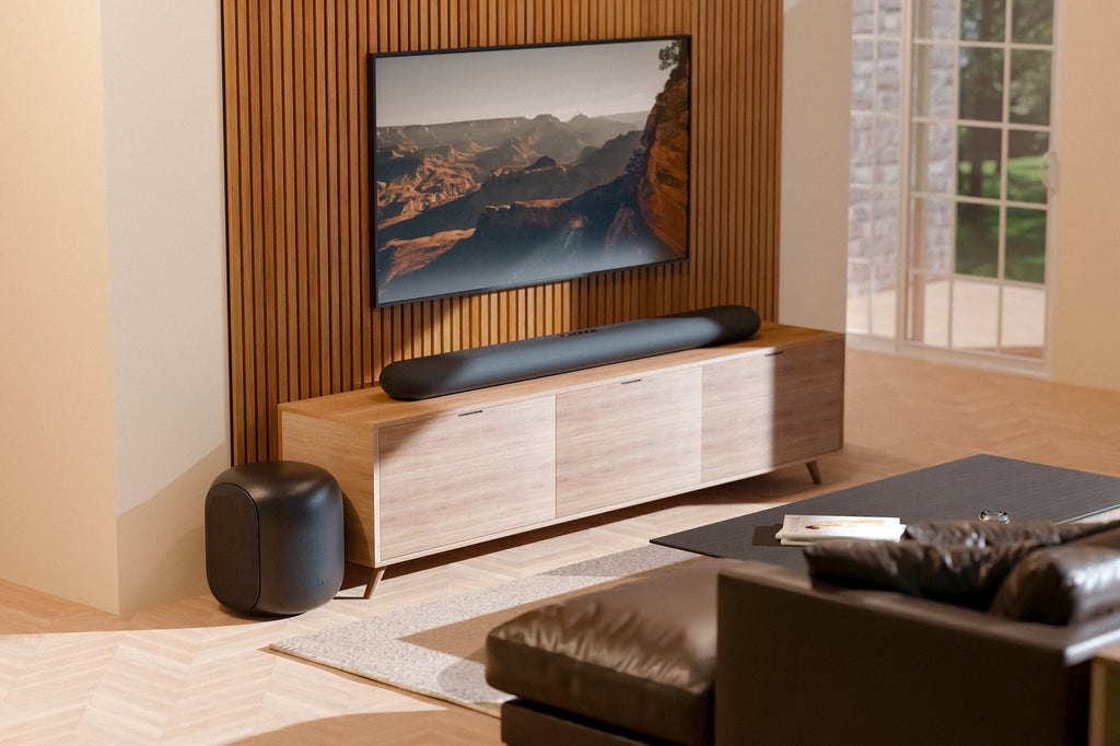 Soundbar Bluesound PULSE CINEMA e subwoofer em uma sala