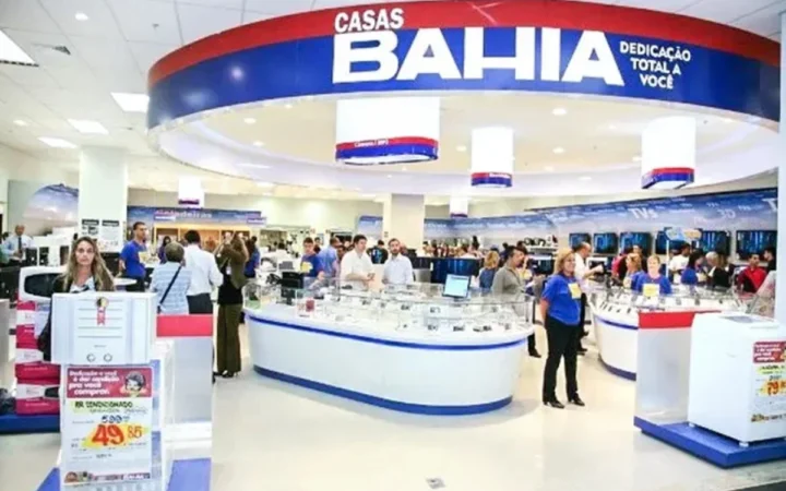 Interior de loja das Casas Bahia com balcões de atendimento e eletrodomésticos