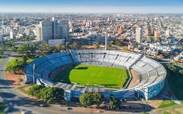 Vista aérea do estádio Centenário e dos edifícios de Montevidéu