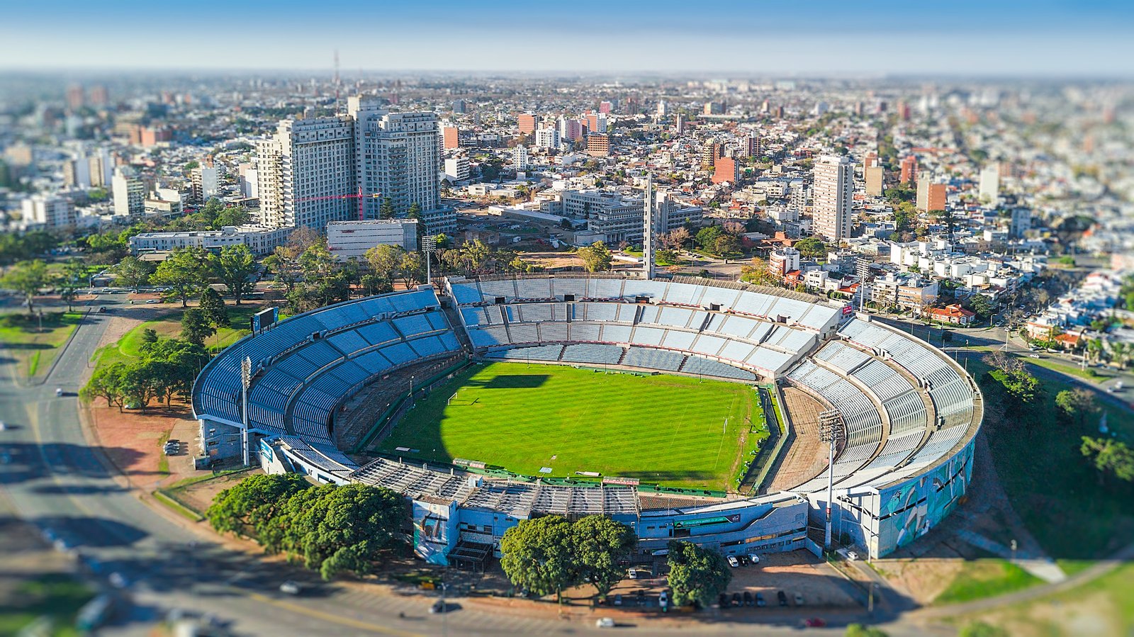 Vista aérea do estádio Centenário e dos edifícios de Montevidéu