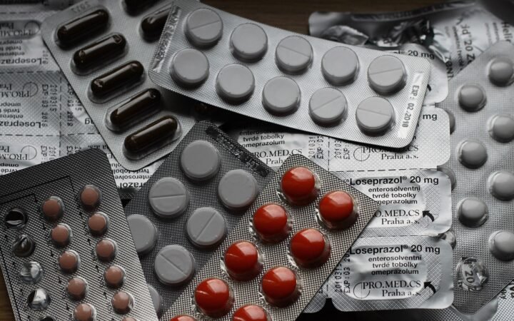 Cartelas com comprimidos e cápsulas; fotografia ilustrativa de medicamentos, sem relação com os lotes interditados.