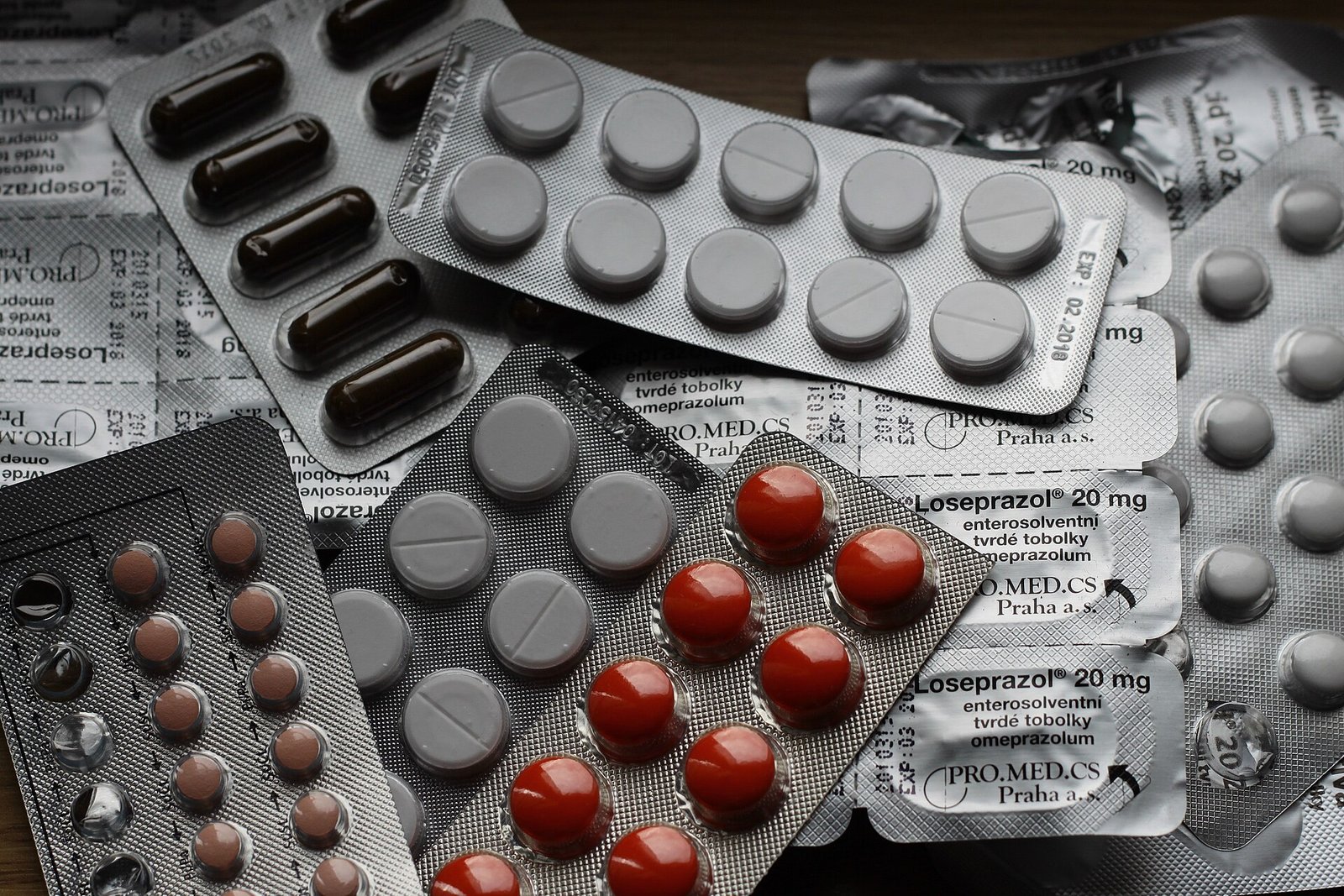 Cartelas com comprimidos e cápsulas; fotografia ilustrativa de medicamentos, sem relação com os lotes interditados.