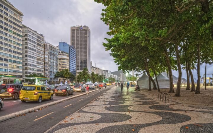 Calçadão da Avenida Atlântica junto à praia de Copacabana, no Rio de Janeiro