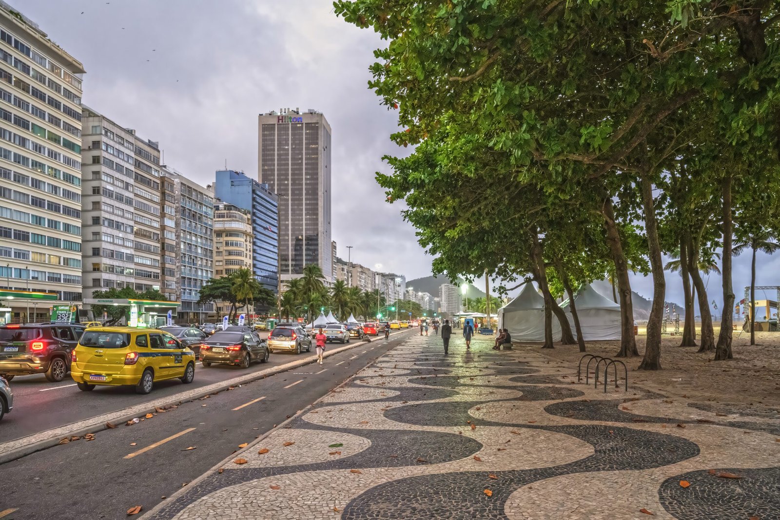 Calçadão da Avenida Atlântica junto à praia de Copacabana, no Rio de Janeiro
