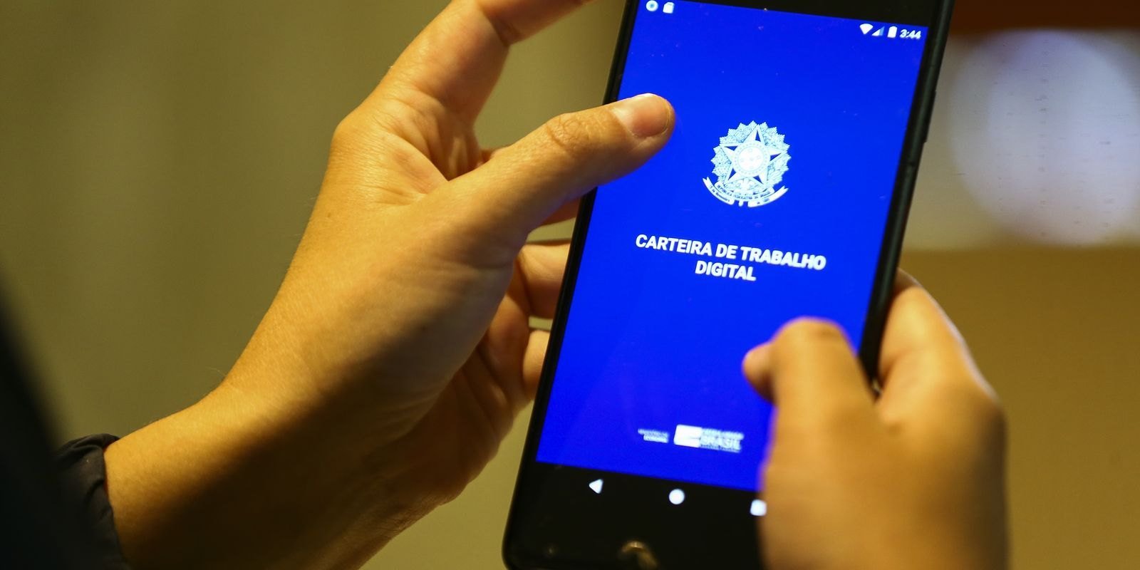 Carteira de Trabalho Digital aberta em um celular