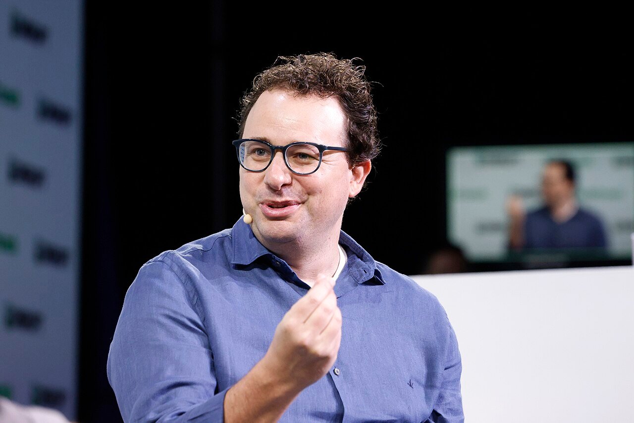 Dario Amodei participa de conversa no palco do TechCrunch Disrupt em 2023