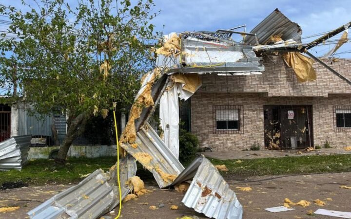 Casa e árvores danificadas após temporal, em fotografia de divulgação de arquivo.