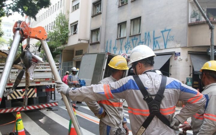Trabalhadores da Enel com equipamentos de manutenção em uma rua de São Paulo