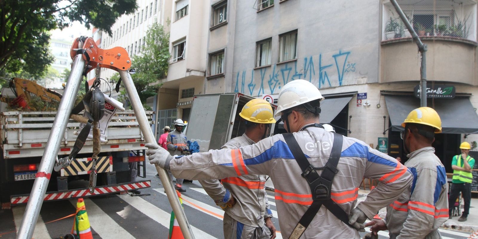 Trabalhadores da Enel com equipamentos de manutenção em São Paulo