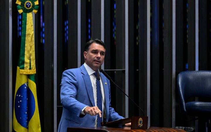 Flávio Bolsonaro fala à tribuna do Senado, em fotografia de arquivo de setembro de 2026.