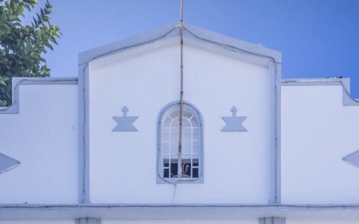 Fachada branca do Terreiro do Gantois, em Salvador, com bandeira no alto.