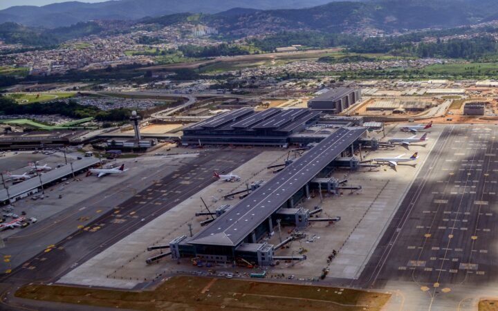 Vista aérea do Terminal 3 de Guarulhos, com aeronaves estacionadas junto às pontes de embarque, em 2014