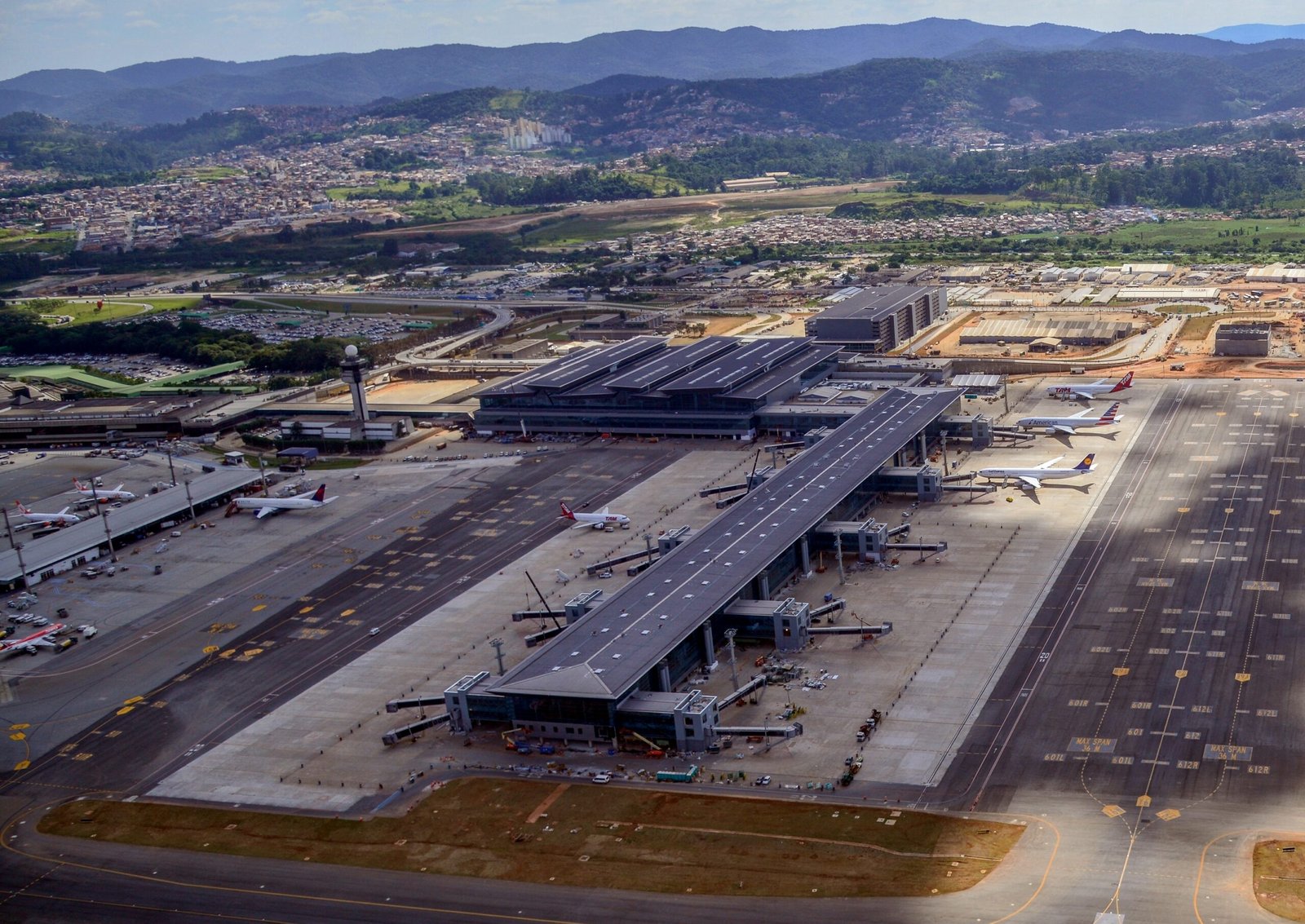 Vista aérea do Terminal 3 de Guarulhos, com aeronaves estacionadas junto às pontes de embarque, em 2014