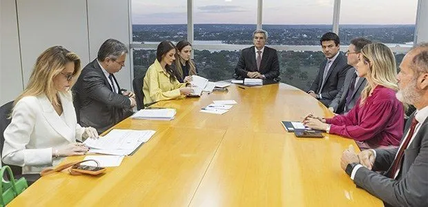 Representantes da Meta e das campanhas reunidos com Marco Aurélio Bellizze no TSE, em 20 de outubro de 2026