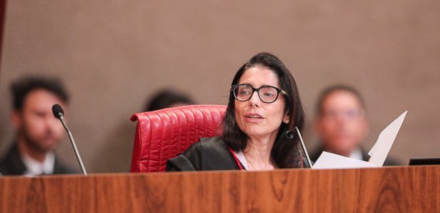 Ministra Estela Aranha sentada à bancada do plenário do TSE