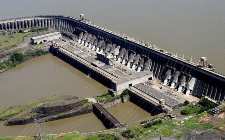 Vista aérea da barragem e da casa de força da usina de Itaipu