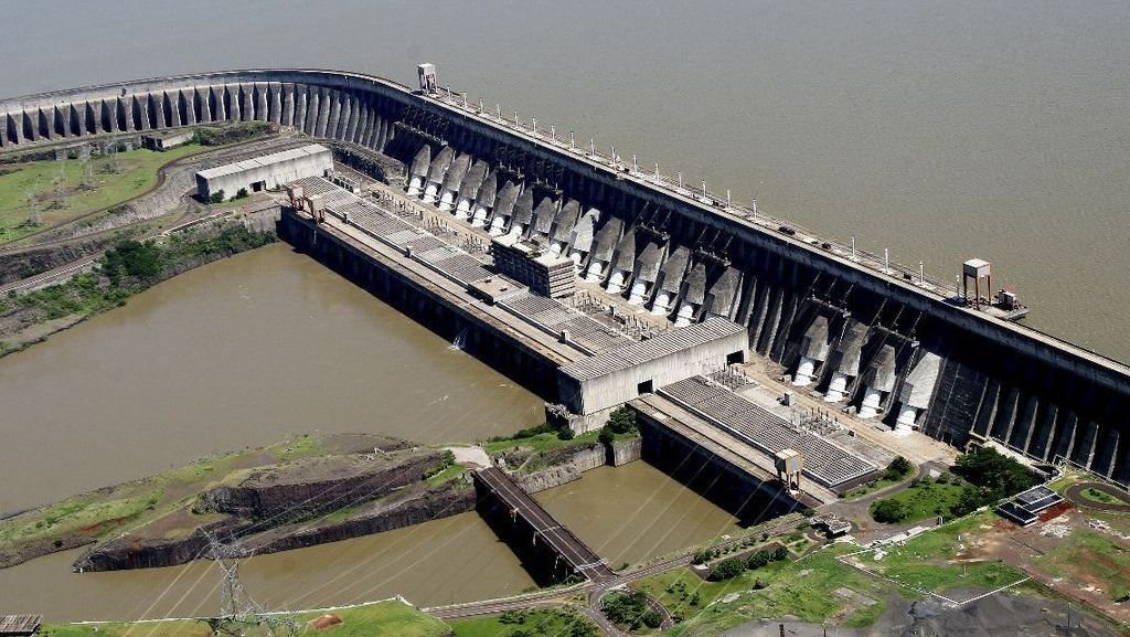 Vista aérea da barragem e da casa de força da usina de Itaipu