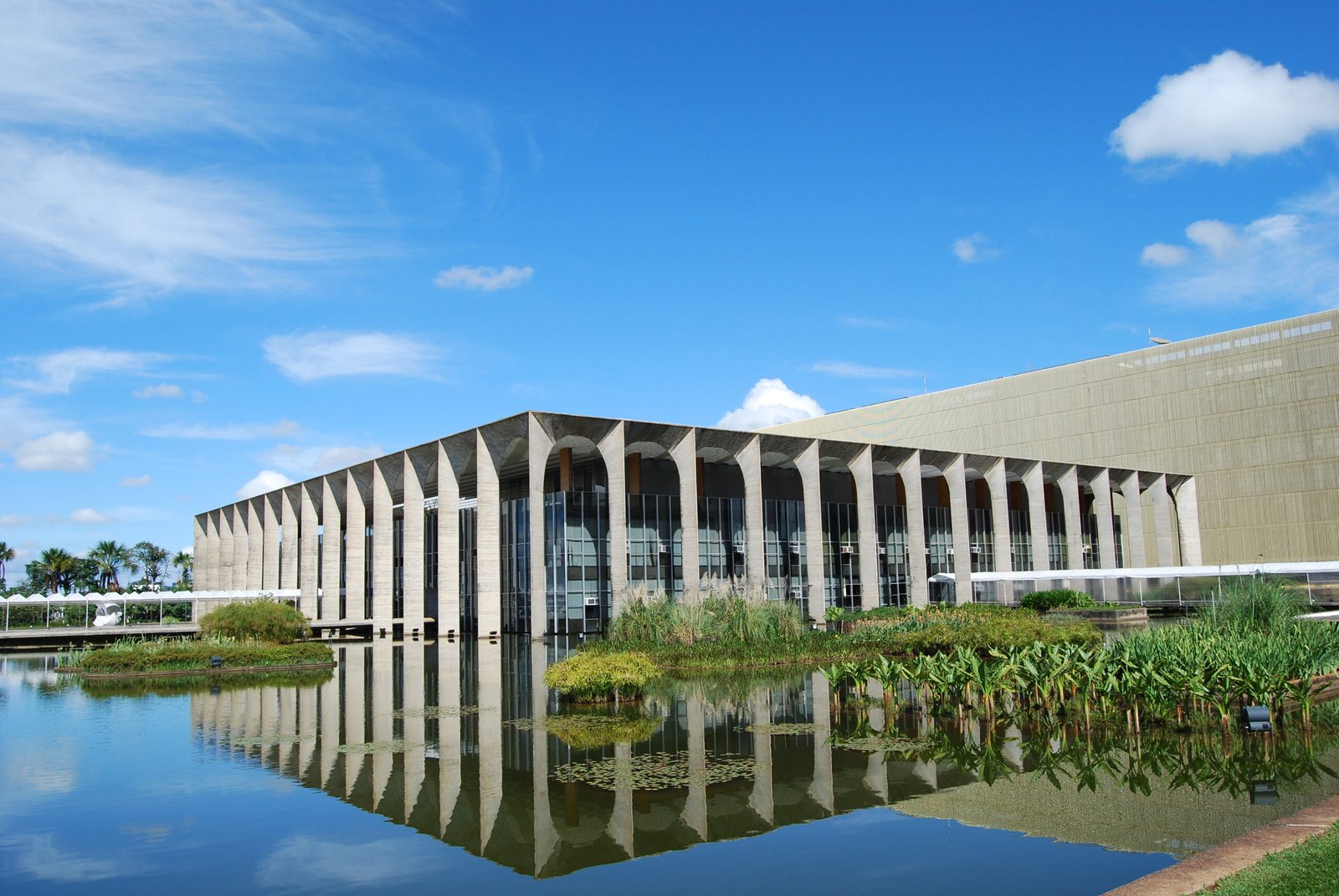 Fachada do Palácio Itamaraty e espelho d’água em Brasília.
