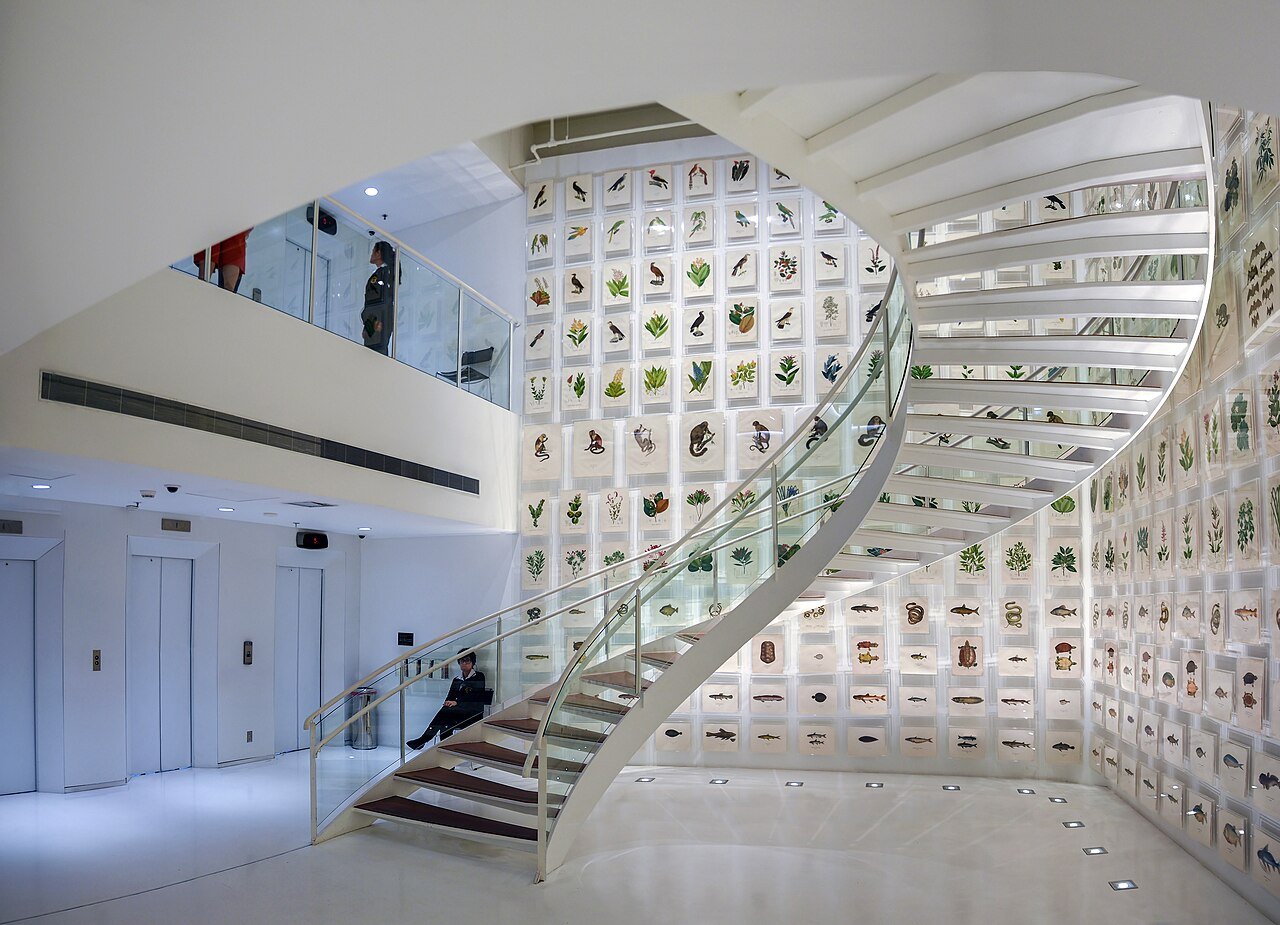 Escadaria e espaço de exposição no interior do Itaú Cultural, na Avenida Paulista.