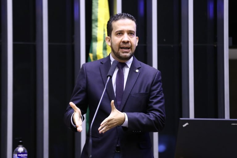 André Janones discursa na tribuna da Câmara dos Deputados, em foto de arquivo.