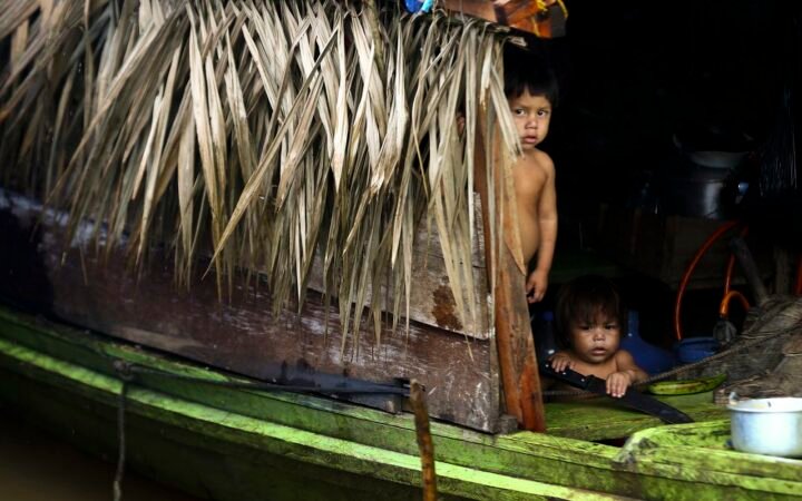 Crianças em uma embarcação coberta no porto de Atalaia do Norte, em imagem de arquivo de 2023.