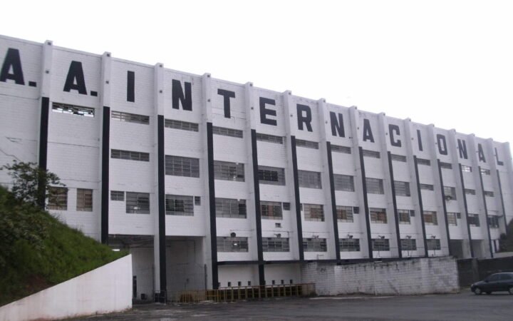 Fachada do estádio Major José Levy Sobrinho, o Limeirão, com o nome A. A. Internacional.