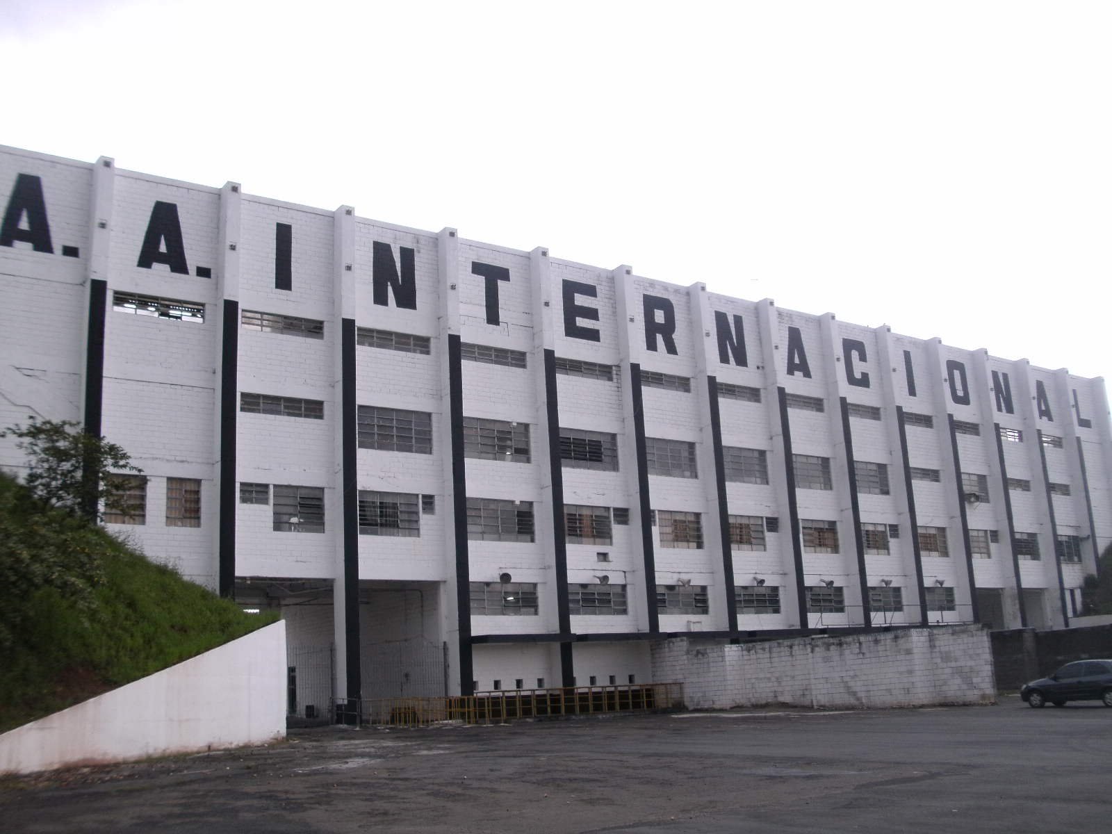 Fachada do estádio Major José Levy Sobrinho, o Limeirão, com o nome A. A. Internacional.