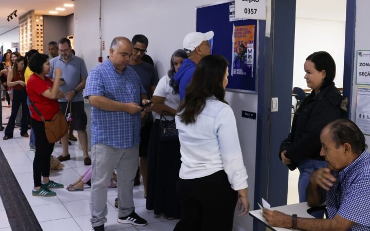 Eleitores aguardam diante de uma seção eleitoral na Unieuro, em Águas Claras, no Distrito Federal.