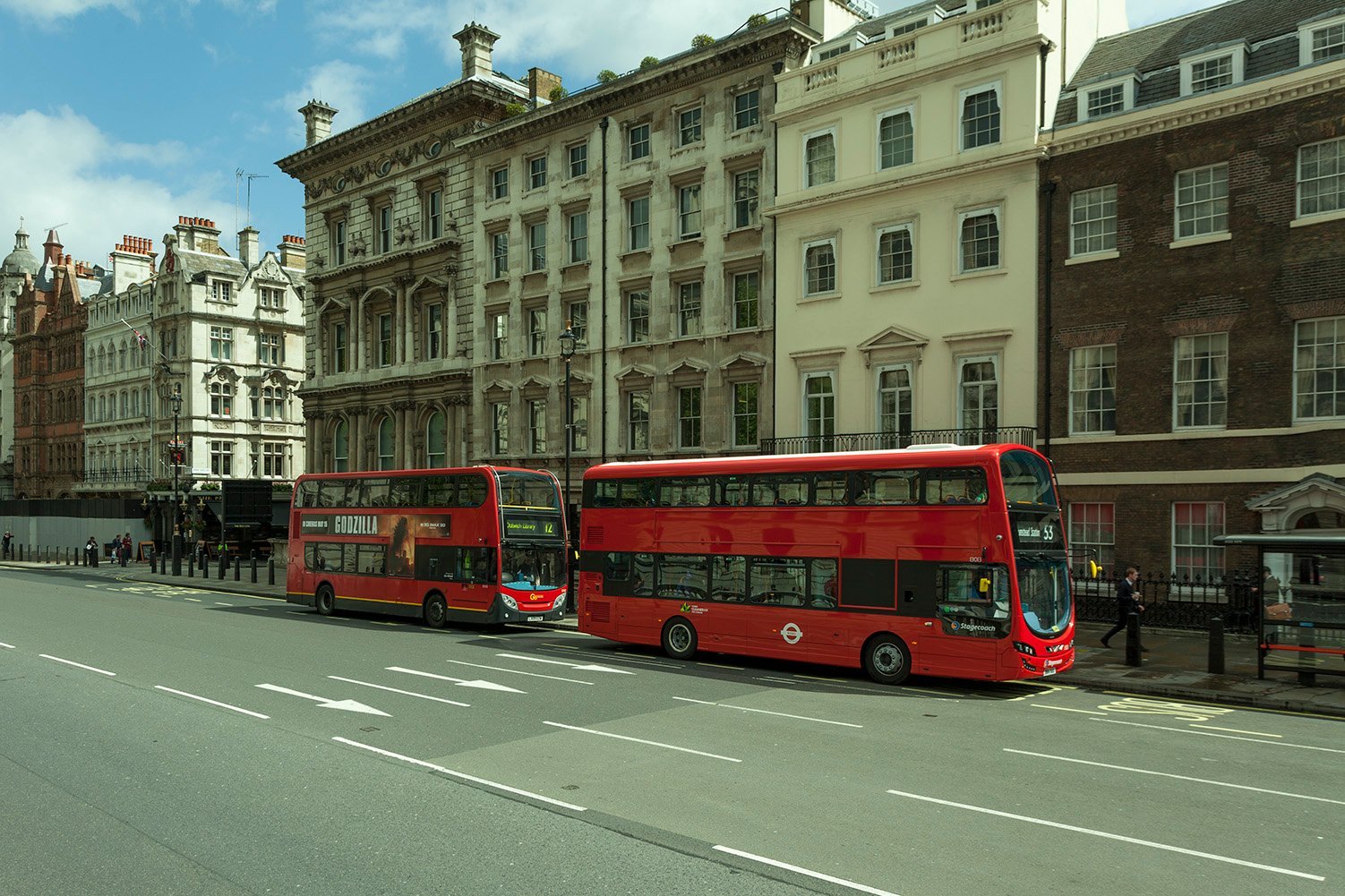 Ônibus vermelhos e pedestres na Parliament Street em Londres