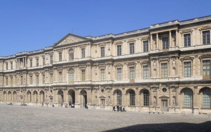 Fachada histórica do Louvre vista do pátio Cour Carrée, em Paris.