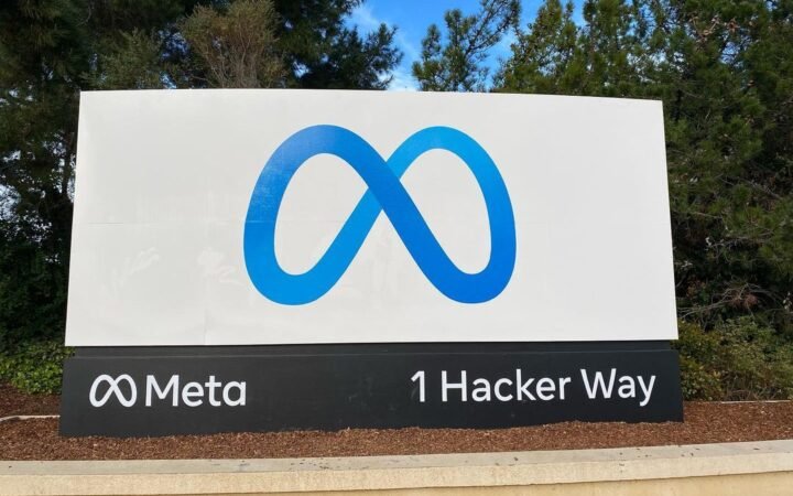 Placa na entrada da sede da Meta em Menlo Park, Califórnia