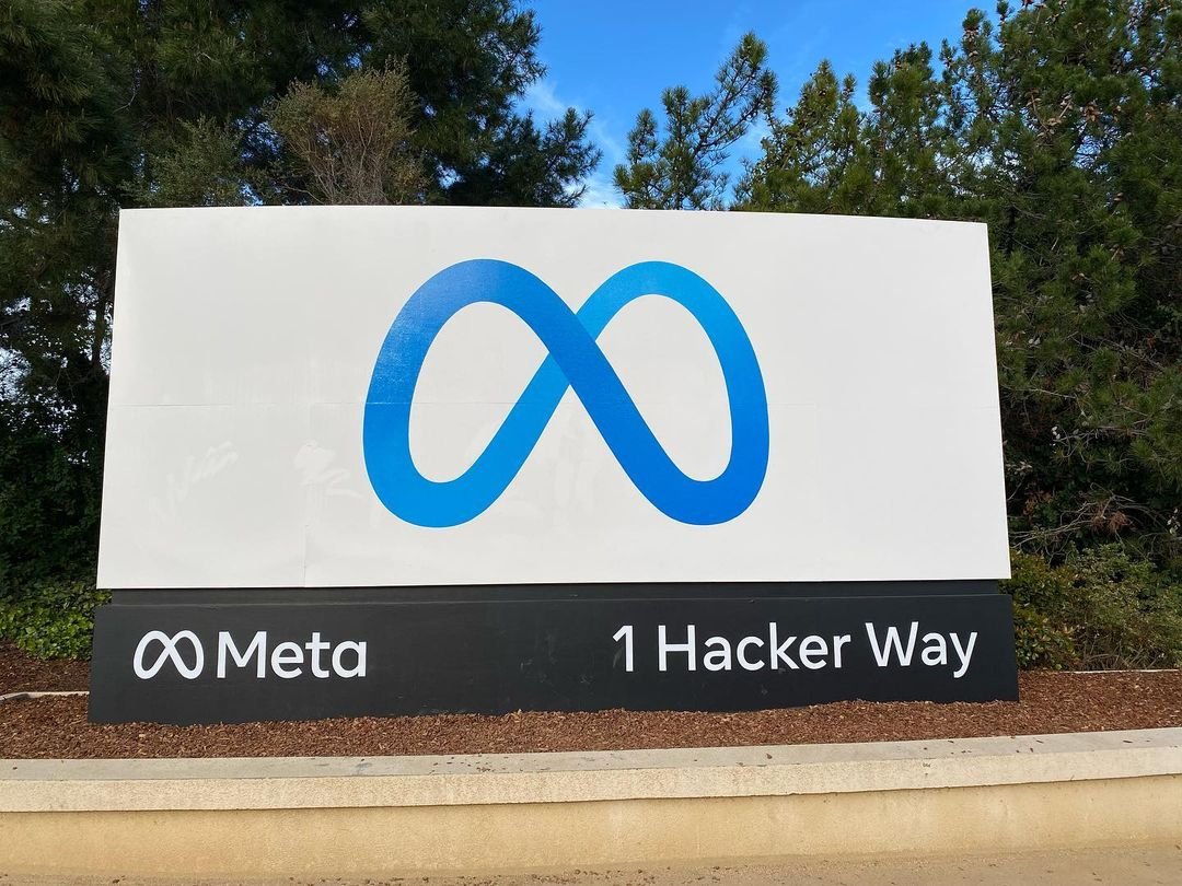Placa na entrada da sede da Meta em Menlo Park, Califórnia