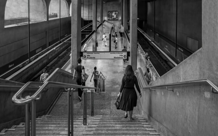 Passageiros descem escada em direção à plataforma da estação Ana Rosa do Metrô de São Paulo