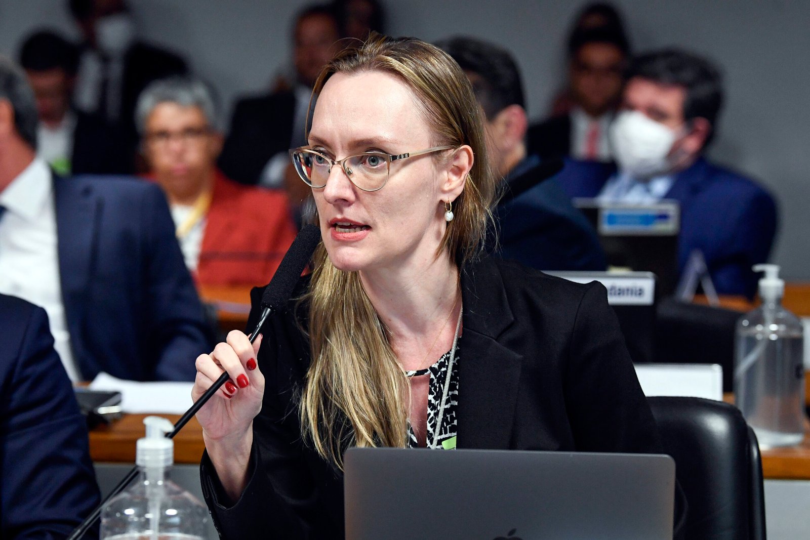 Miriam Wimmer fala ao microfone durante sabatina no Senado, em 23 de novembro de 2022
