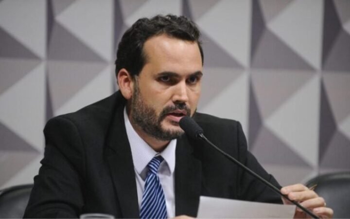 Bruno Moretti fala ao microfone em reunião no Senado, em foto de arquivo de 2016.